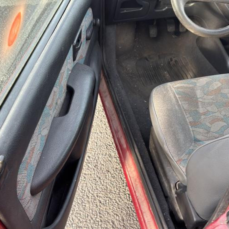 Attache ceinture arriere droit PEUGEOT 106 Photo n°12