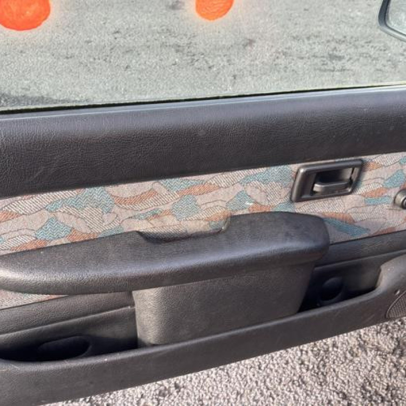 Attache ceinture arriere droit PEUGEOT 106 Photo n°13