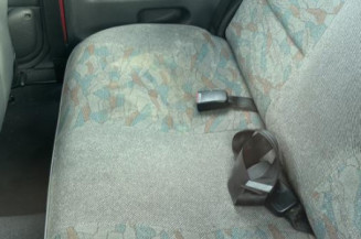 Attache ceinture arriere droit PEUGEOT 106