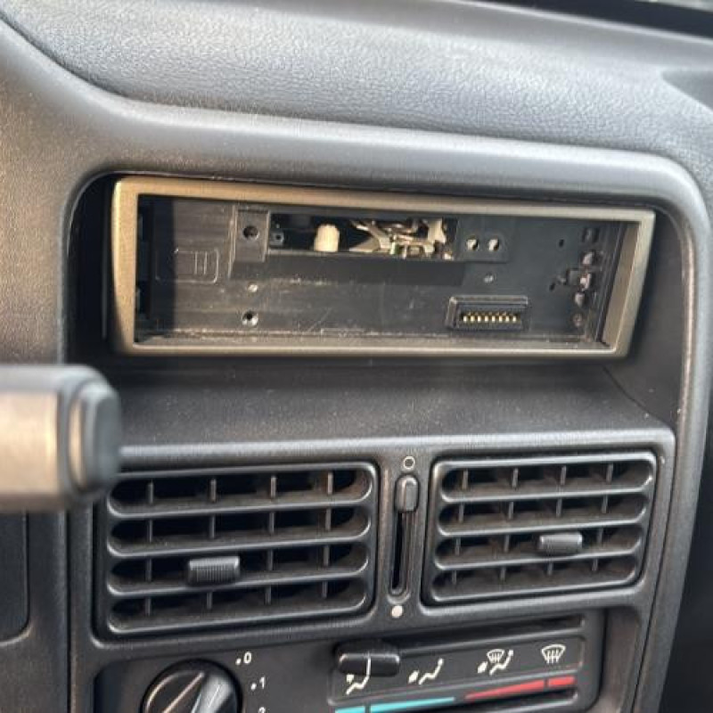 Attache ceinture arriere droit PEUGEOT 106 Photo n°20