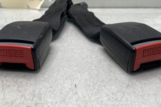 Attache ceinture arriere gauche PEUGEOT 106