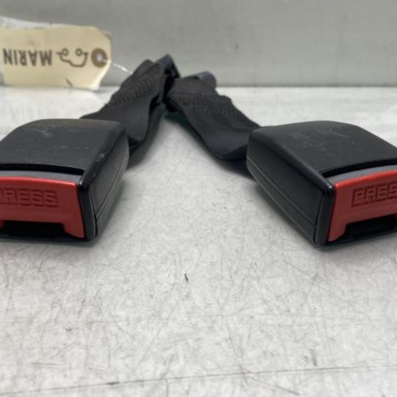 Attache ceinture arriere gauche PEUGEOT 106 Photo n°3