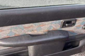 Attache ceinture arriere gauche PEUGEOT 106