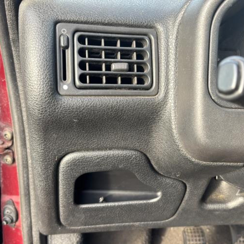 Attache ceinture arriere gauche PEUGEOT 106 Photo n°18