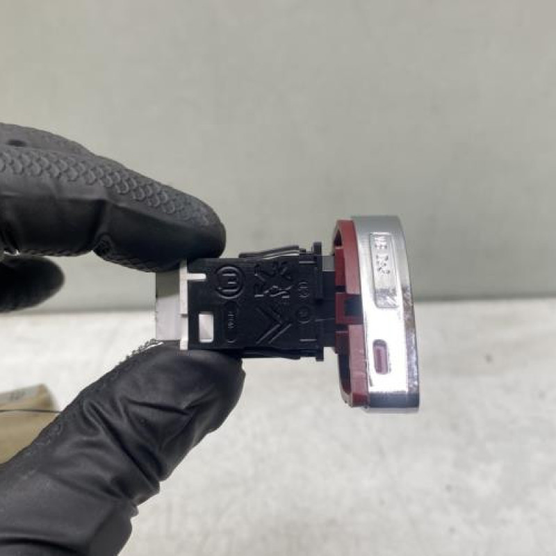 Bouton de warning CITROEN DS3 Photo n°2