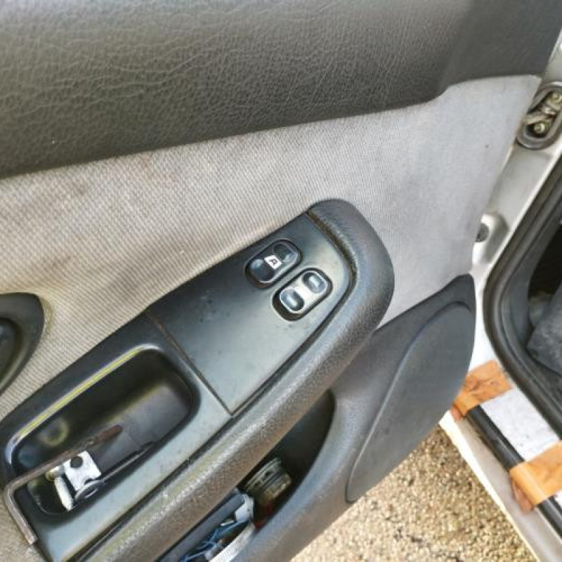 Porte avant droit PEUGEOT 406 Photo n°17