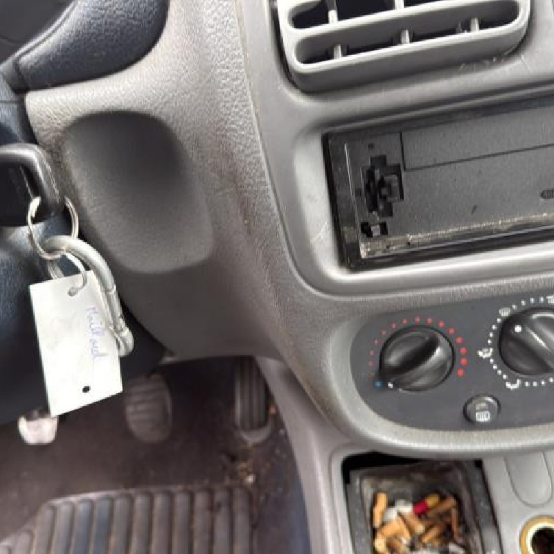 Feu arriere stop central RENAULT CLIO 2 Photo n°14