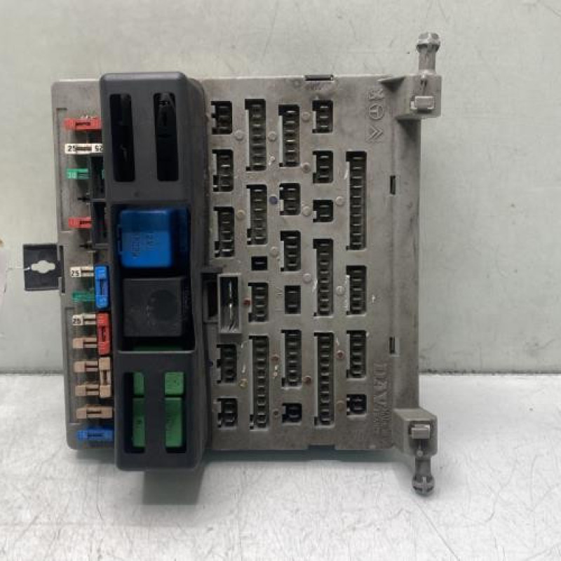 Porte fusible PEUGEOT 205 Photo n°1