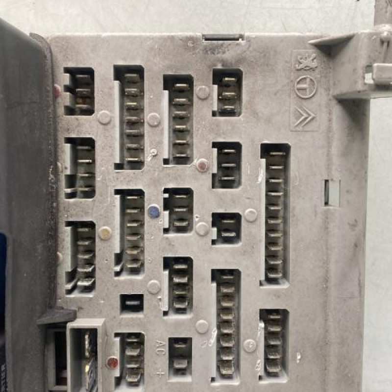 Porte fusible PEUGEOT 205 Photo n°2