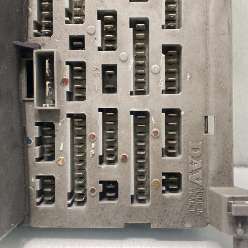 Porte fusible PEUGEOT 205 Photo n°3