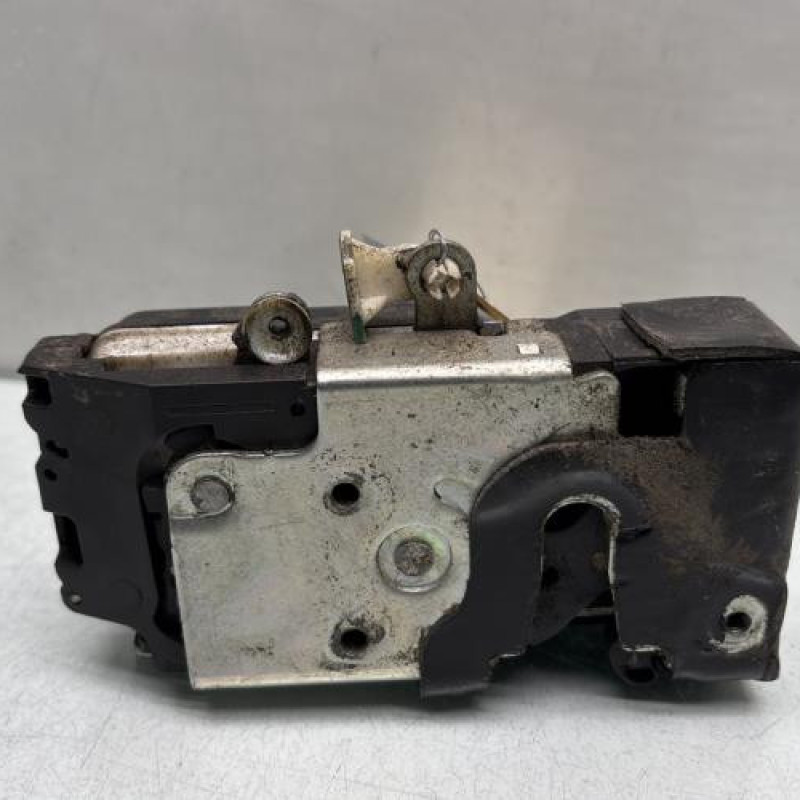 Serrure avant gauche FORD FIESTA 5 Photo n°1