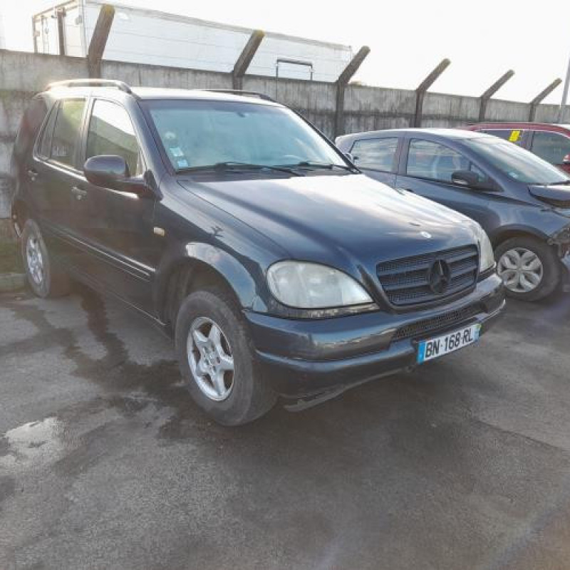 Malle/Hayon arriere MERCEDES CLASSE M 163 Photo n°9