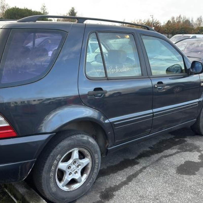 Malle/Hayon arriere MERCEDES CLASSE M 163 Photo n°19