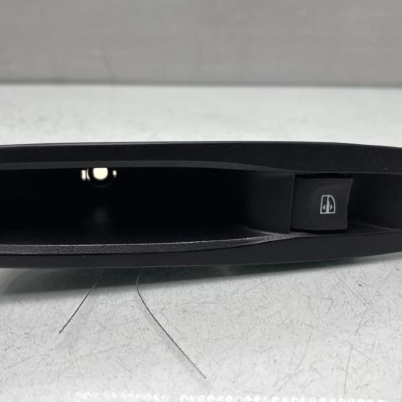 Leve vitre electrique arriere gauche RENAULT MEGANE 4 Photo n°1