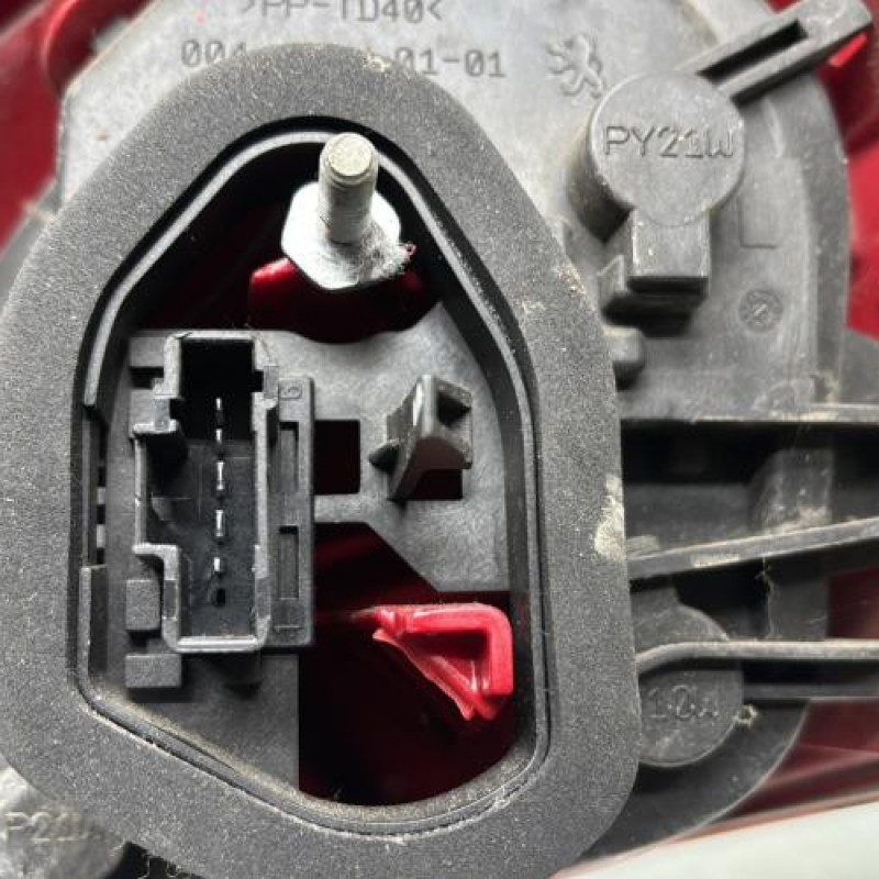 Feu arriere principal gauche (feux) PEUGEOT 208 1 Photo n°3