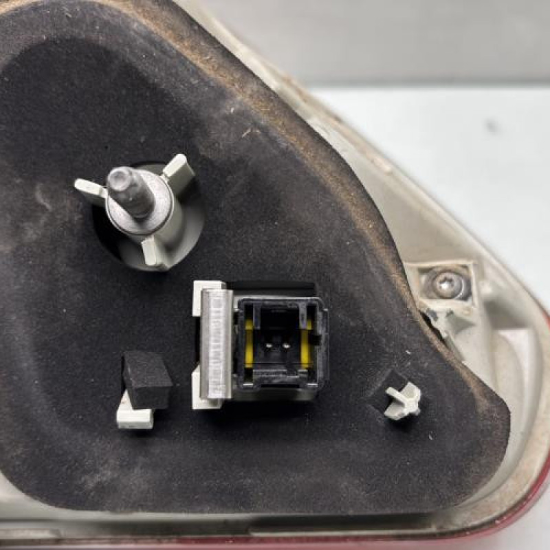 Feu arriere secondaire droit (feux) PEUGEOT 2008 1 Photo n°3