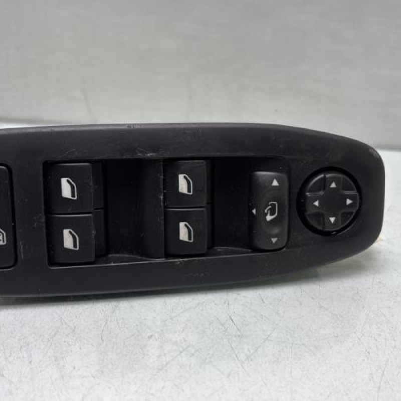 Interrupteur de leve vitre avant droit PEUGEOT 2008 1 Photo n°1