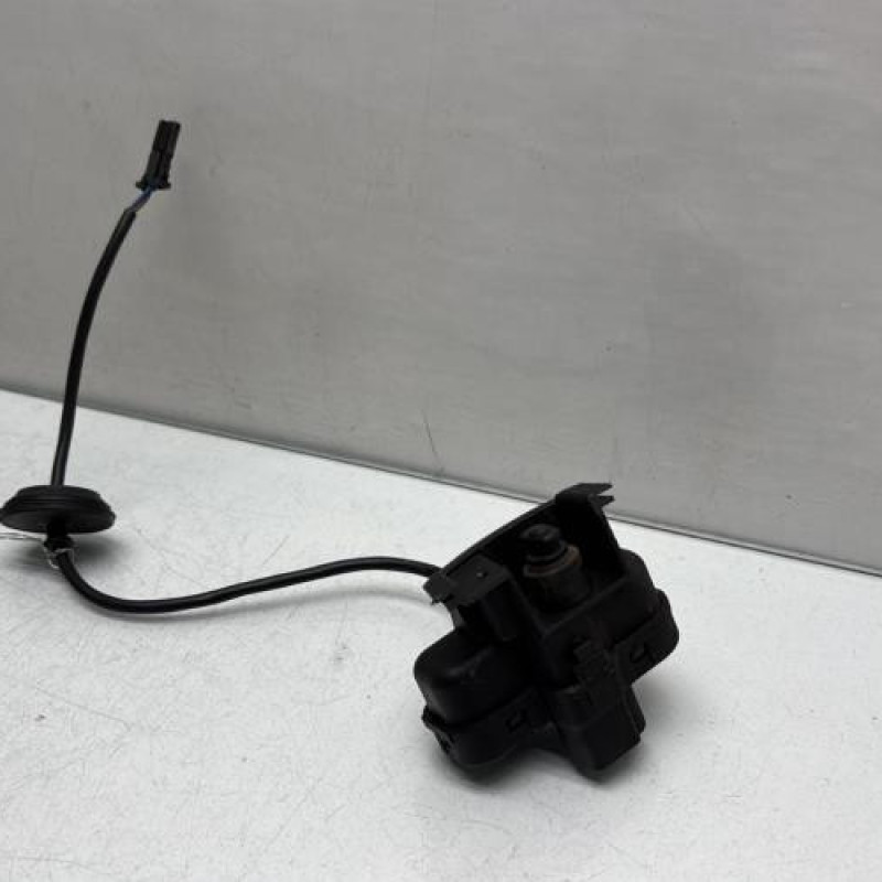 Actionneur verrou trappe d'essence VOLKSWAGEN GOLF 5 Photo n°3