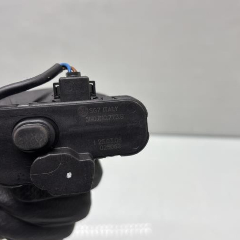 Actionneur verrou trappe d'essence VOLKSWAGEN GOLF 5 Photo n°4