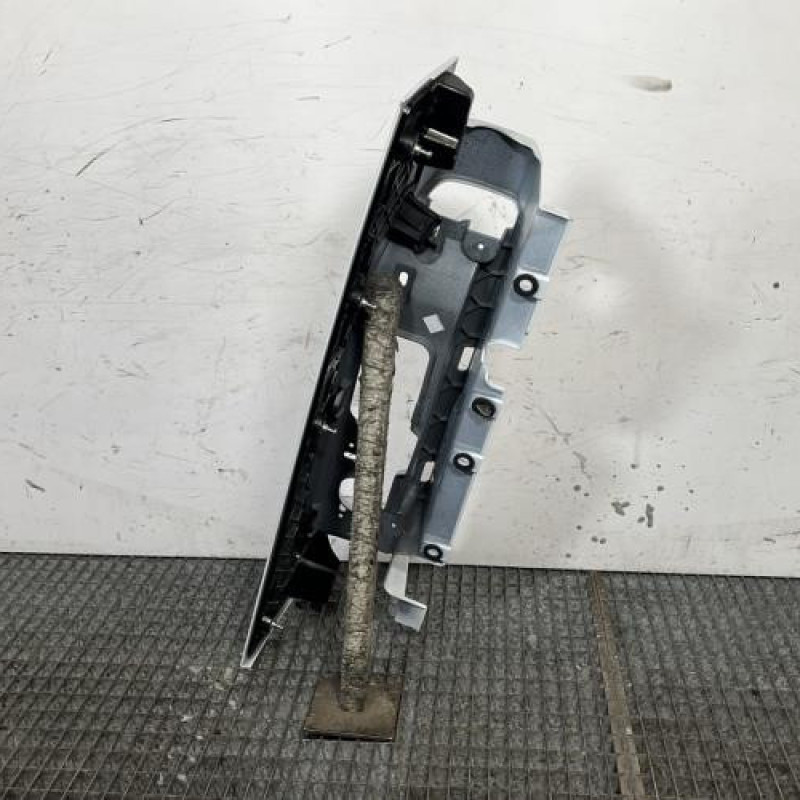 Enjoliveur de feu arriere droit NISSAN PRIMASTAR 2 Photo n°4