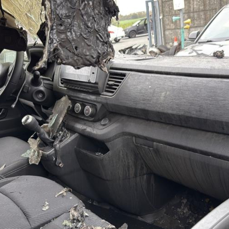 Enjoliveur de feu arriere gauche NISSAN PRIMASTAR 2 Photo n°11