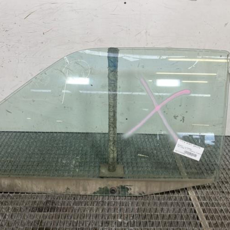 Vitre avant gauche PEUGEOT 106 Photo n°1