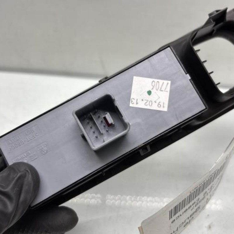 Interrupteur de leve vitre avant gauche VOLKSWAGEN PASSAT 6 Photo n°4