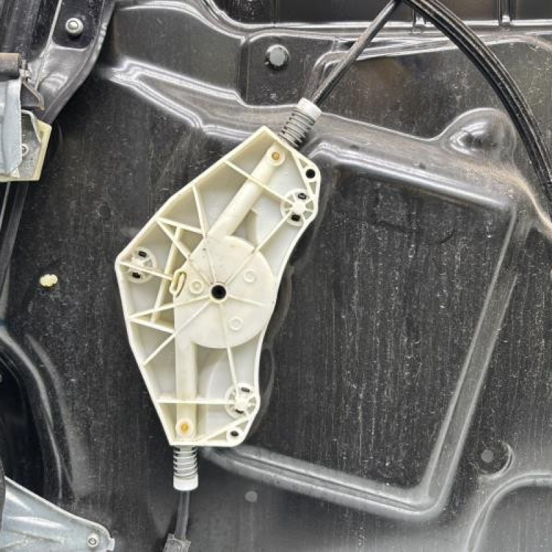 Leve vitre electrique avant gauche VOLKSWAGEN PASSAT 6 Photo n°6