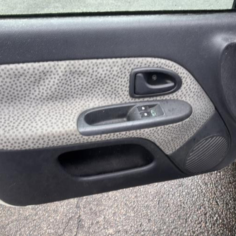 Vitre avant gauche RENAULT CLIO 2 Photo n°10