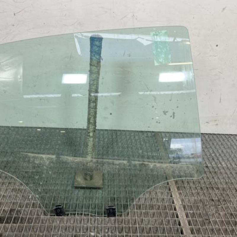 Vitre arriere droit PEUGEOT 208 1 Photo n°1