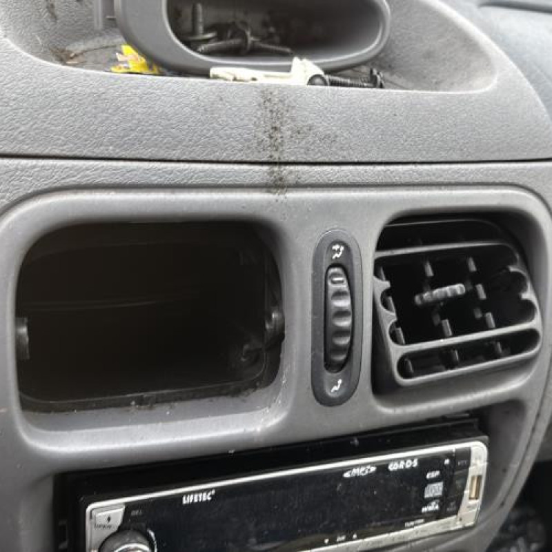 Feu arriere stop central RENAULT CLIO 2 Photo n°19