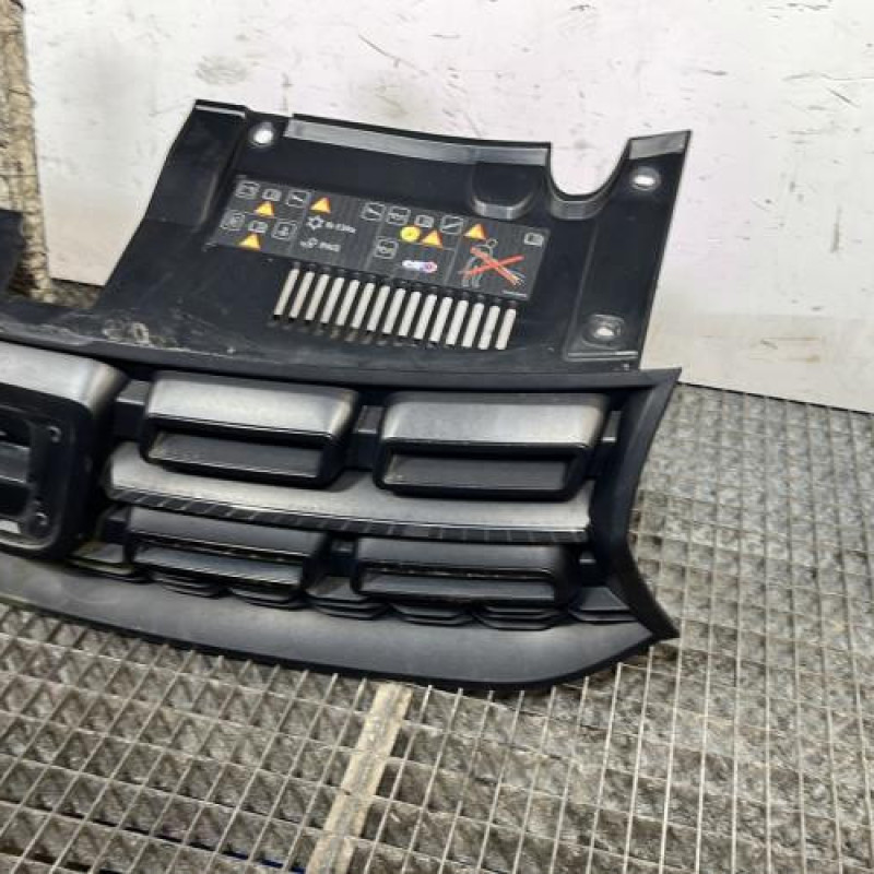 Calandre DACIA SANDERO 2 Photo n°3