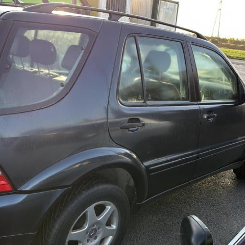 Vitre avant droit MERCEDES CLASSE M 163 Photo n°7