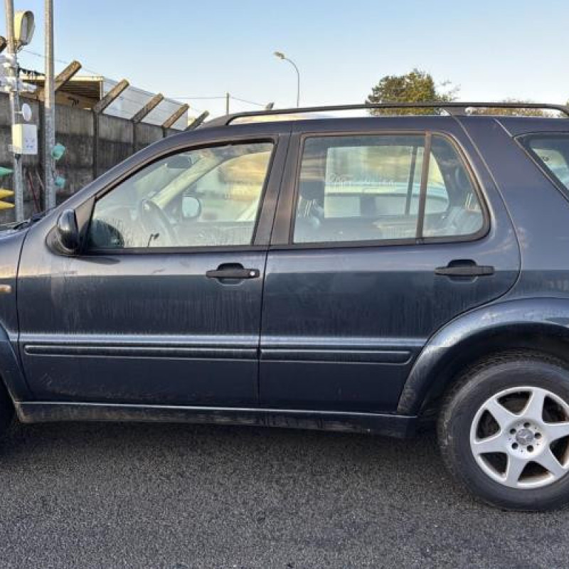 Vitre avant droit MERCEDES CLASSE M 163 Photo n°20