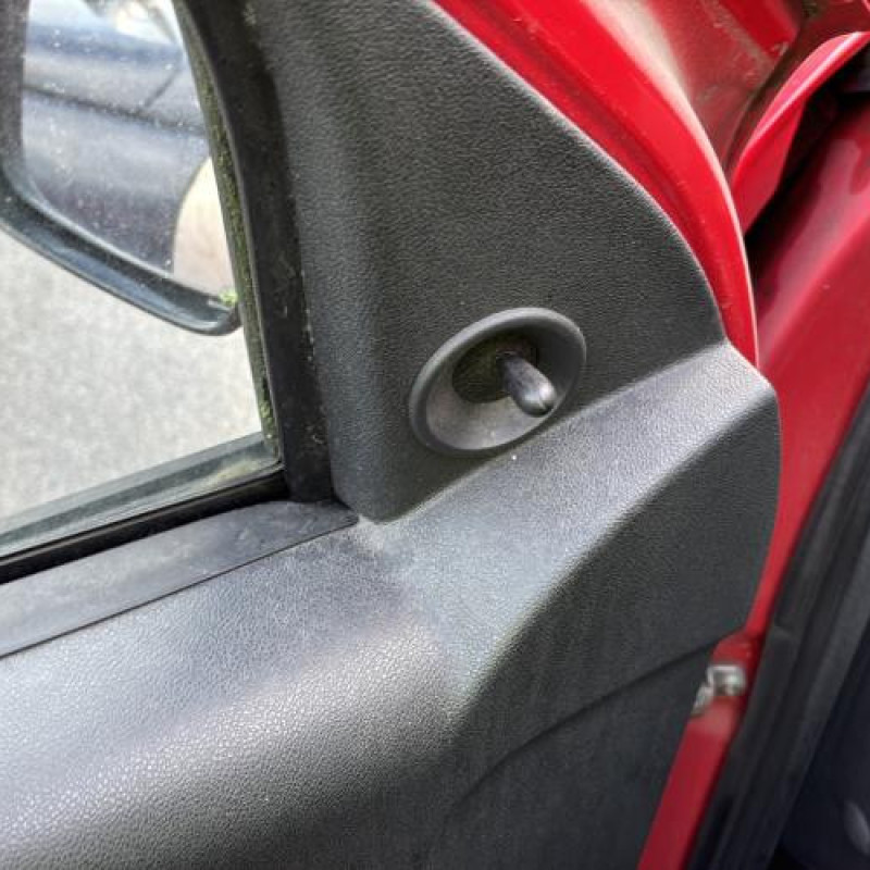 Attache ceinture avant gauche DACIA SANDERO 1 Photo n°14
