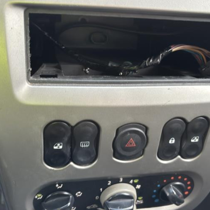 Attache ceinture avant gauche DACIA SANDERO 1 Photo n°19