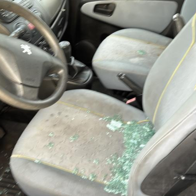 Pare choc avant PEUGEOT BIPPER Photo n°18