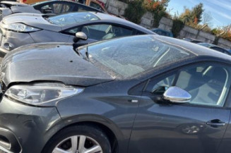 Pare boue avant droit PEUGEOT 208 1