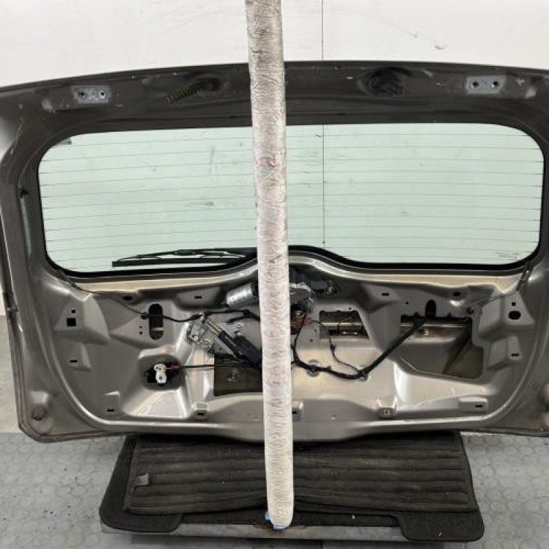 Malle/Hayon arriere FORD FIESTA 5 Photo n°6