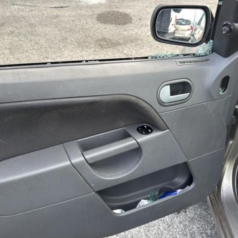 Malle/Hayon arriere FORD FIESTA 5 Photo n°15