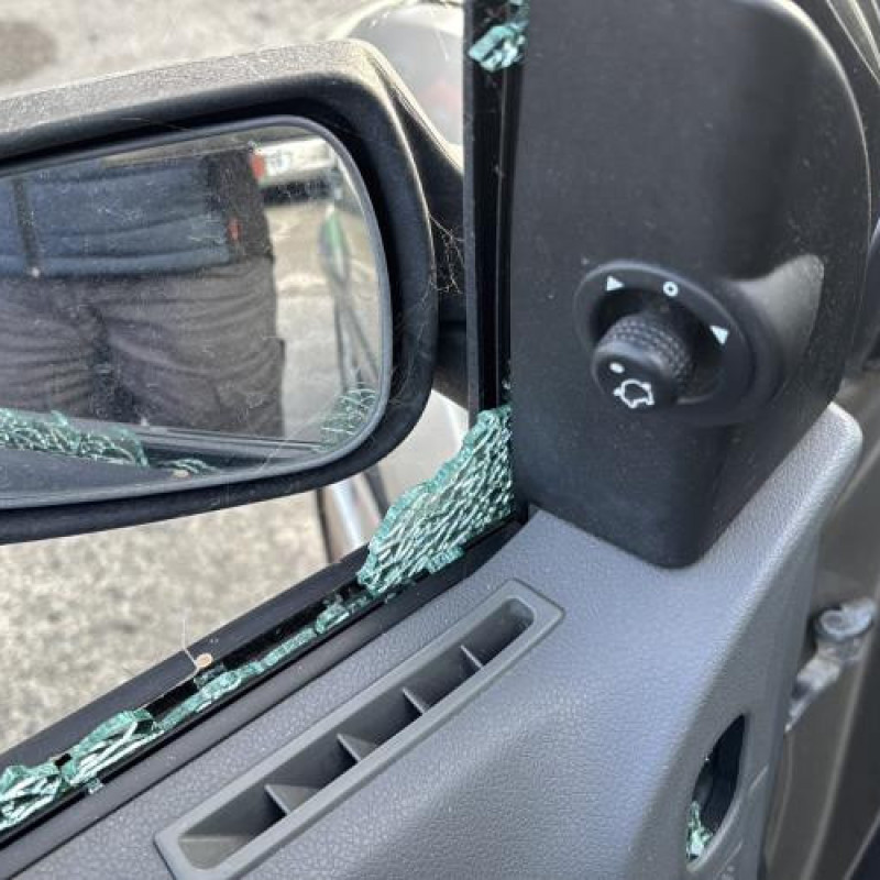 Malle/Hayon arriere FORD FIESTA 5 Photo n°17