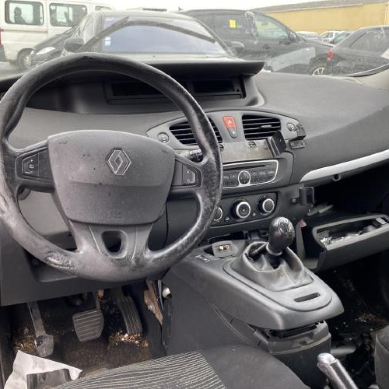 Anti brouillard arriere gauche RENAULT SCENIC 3 Photo n°15