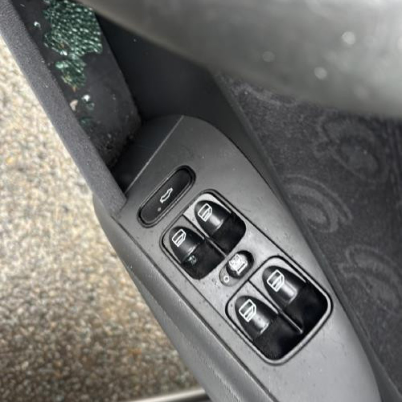 Attache ceinture avant droit MERCEDES CLASSE C 203 Photo n°13