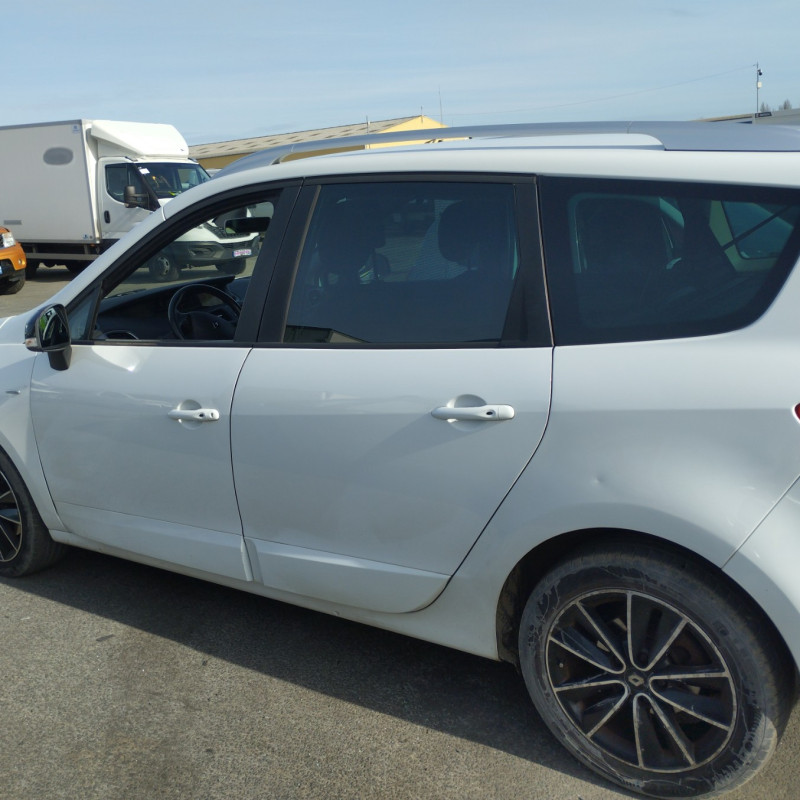 RENAULT GRAND SCENIC 3 PHASE 3 1.2i - 16V TURBO TCE 130 Photo n°6