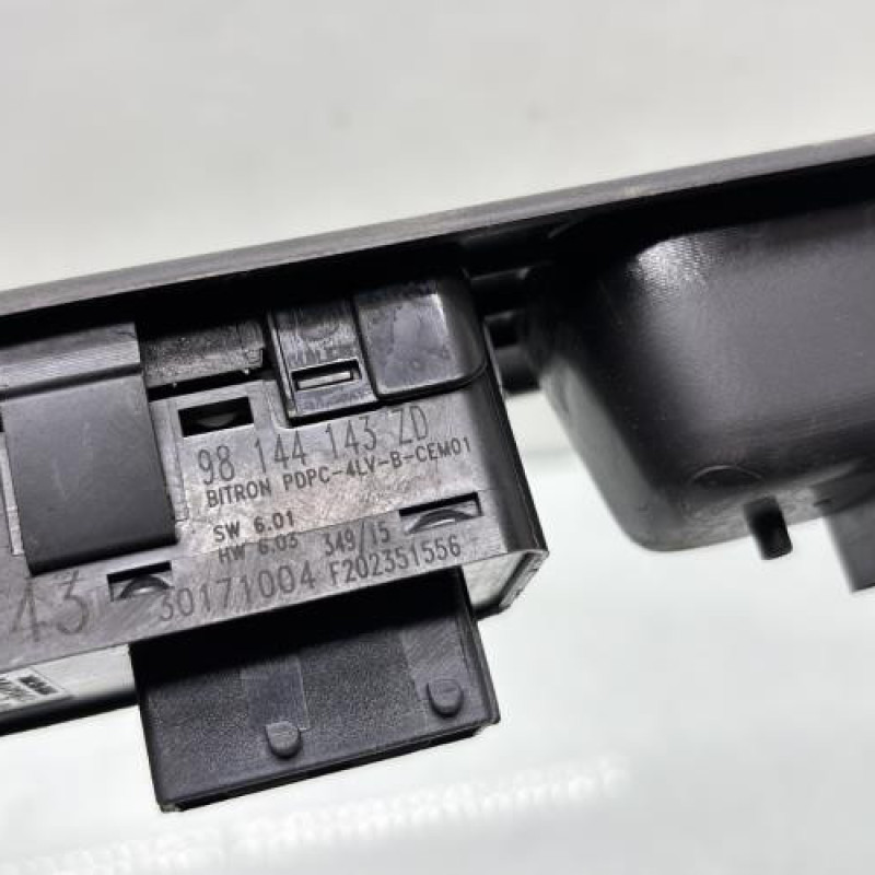 Interrupteur de leve vitre avant gauche PEUGEOT 3008 1 Photo n°4