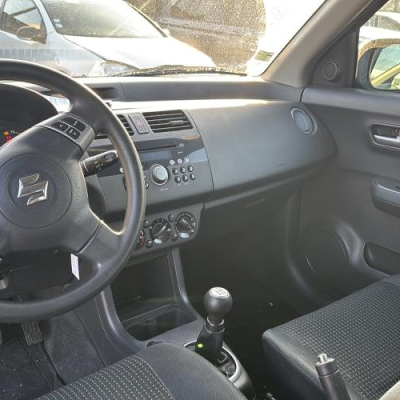 Malle/Hayon arriere SUZUKI SWIFT 3 Photo n°18