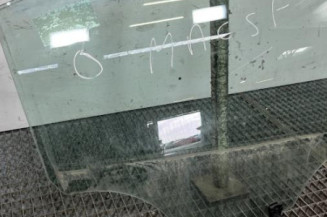 Vitre arriere droit PEUGEOT 208 1