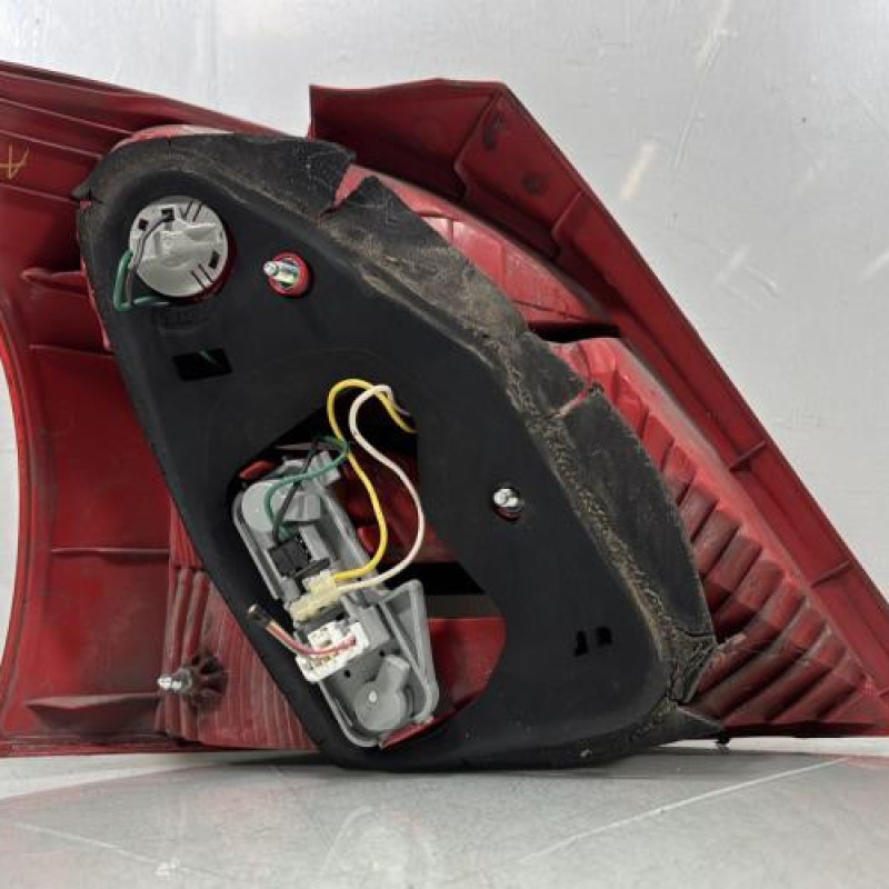 Feu arriere principal droit (feux) TOYOTA YARIS 2 Photo n°2