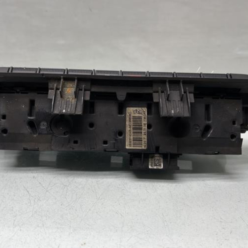 Bouton de warning NISSAN PRIMASTAR 2 Photo n°6