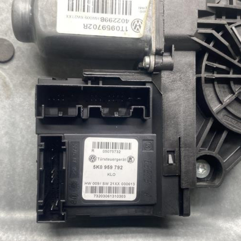Leve vitre electrique avant droit VOLKSWAGEN TOURAN 2 Photo n°3